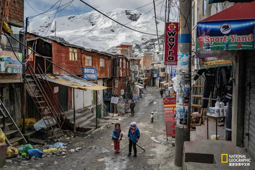 两名女童走在拉林科纳达的主路上