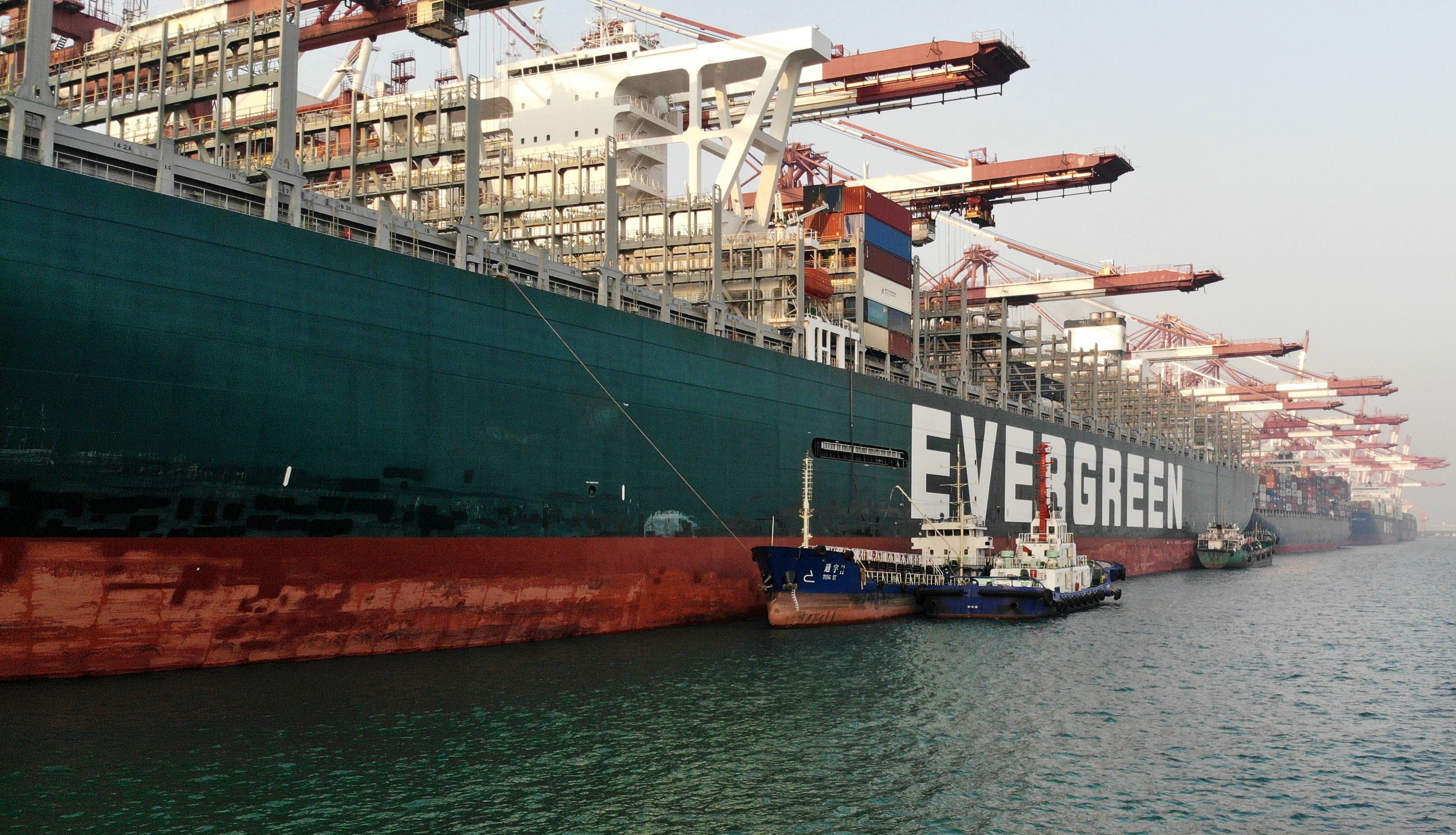 11月13日，“长赐”号货轮在山东港口青岛港前湾集装箱码头装载货物（无人机照片）。新华社记者 李紫恒 摄