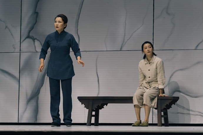 鲁侍萍来到周家,从陈设中想到往事。