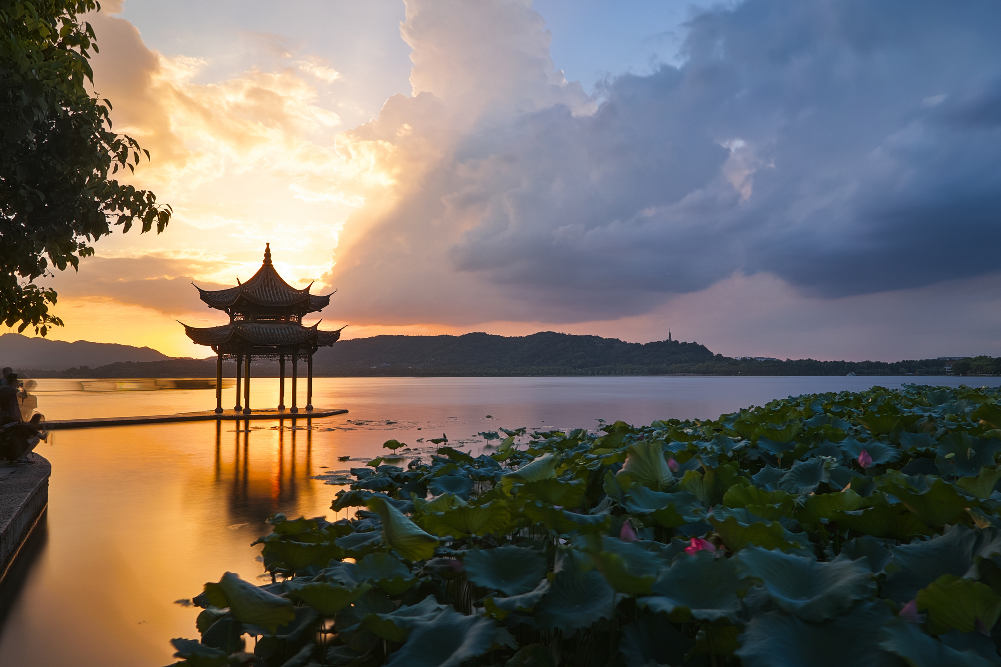 游客凌晨3点排队杭州西湖夏天特有的鬼市开张10分钟便消失