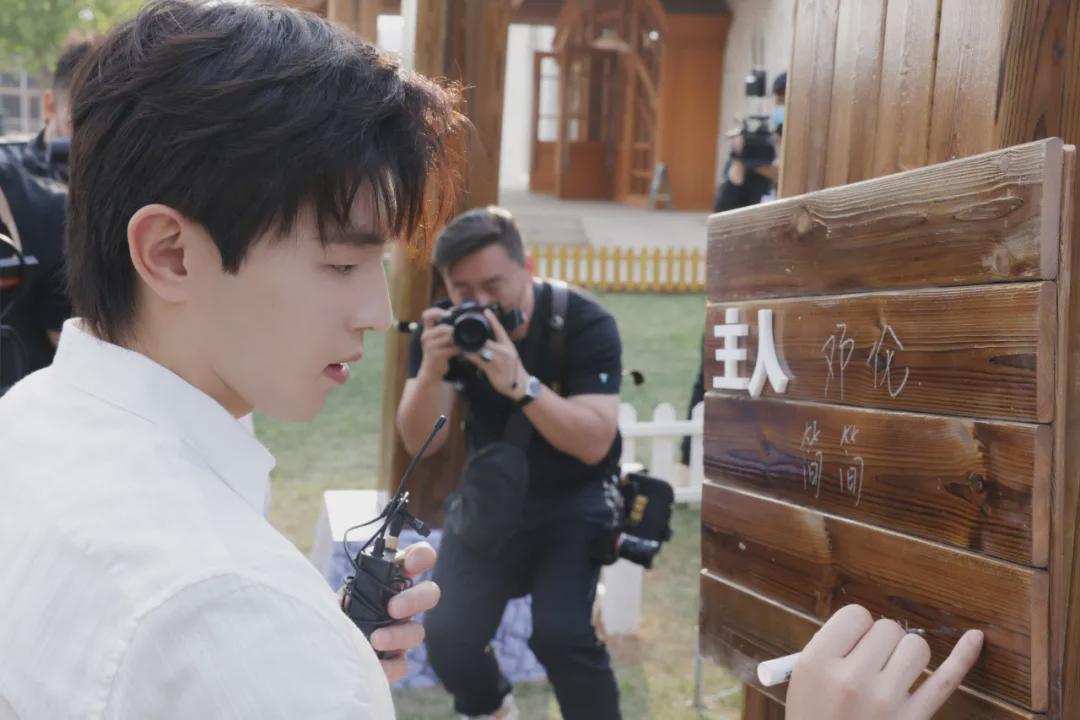 邓伦现身君乐宝喂奶牛 探秘简醇酸奶高品质秘籍_凤凰网