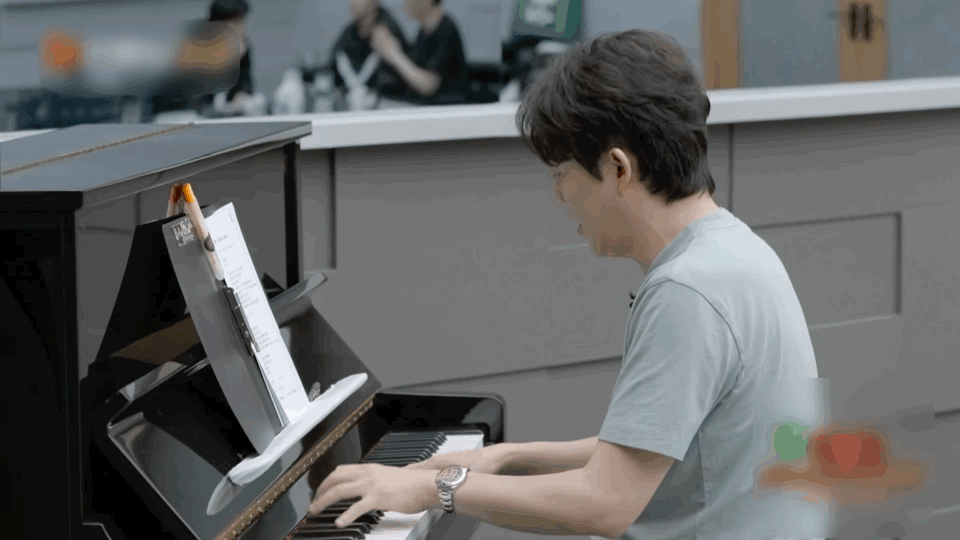 李云迪刷新了我对钢琴的印象!别人在吵架,他在沉浸式劝架
