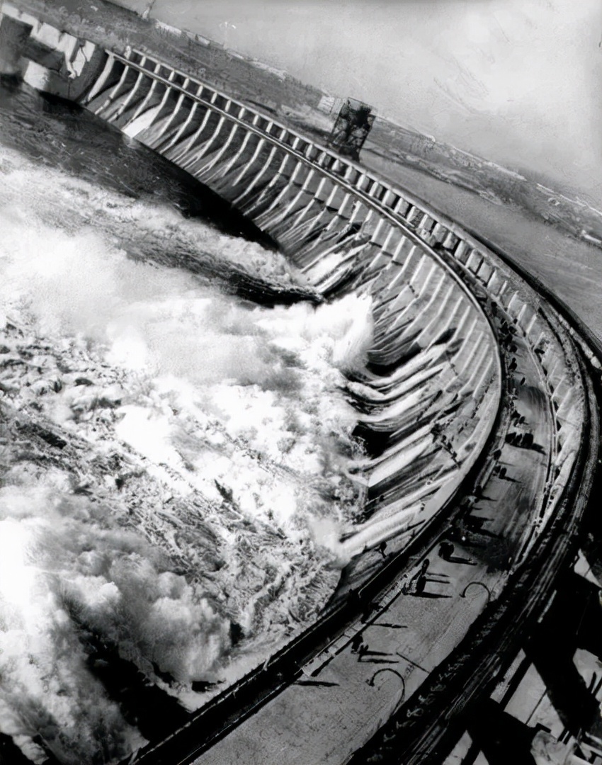 上图_ 第聂伯河水电站1939年建成，位于乌克兰第聂伯河下游
