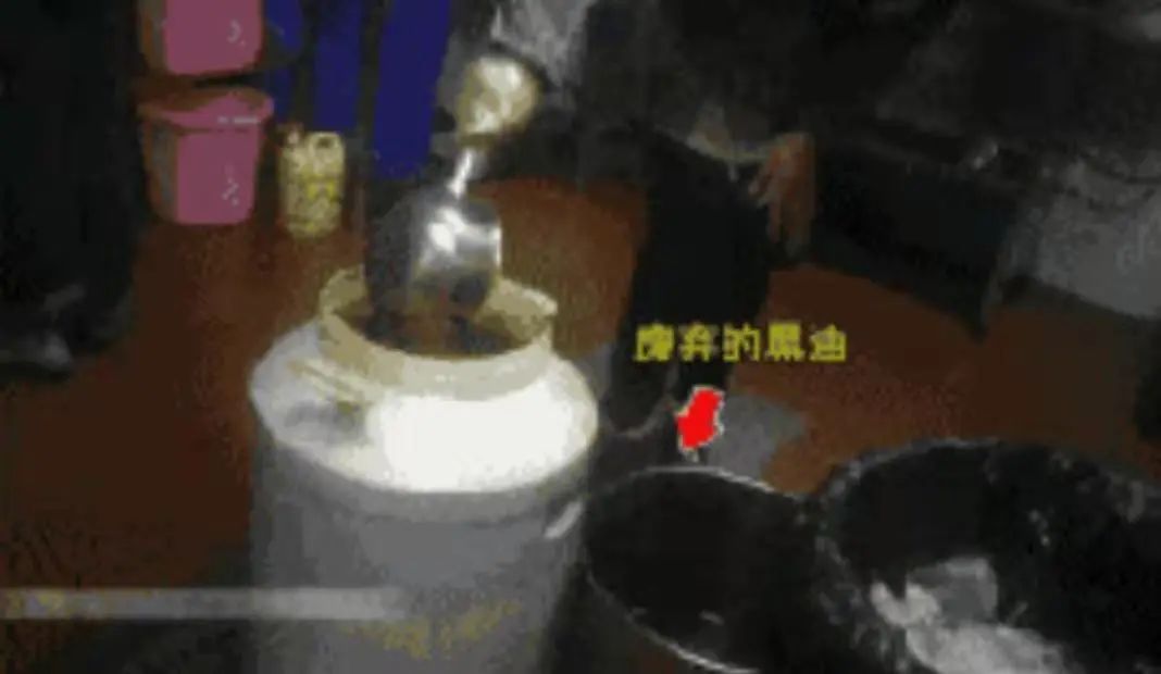 华莱士上热搜：鸡块掉地捡起继续炸 清洗剂直接进油锅(图13)