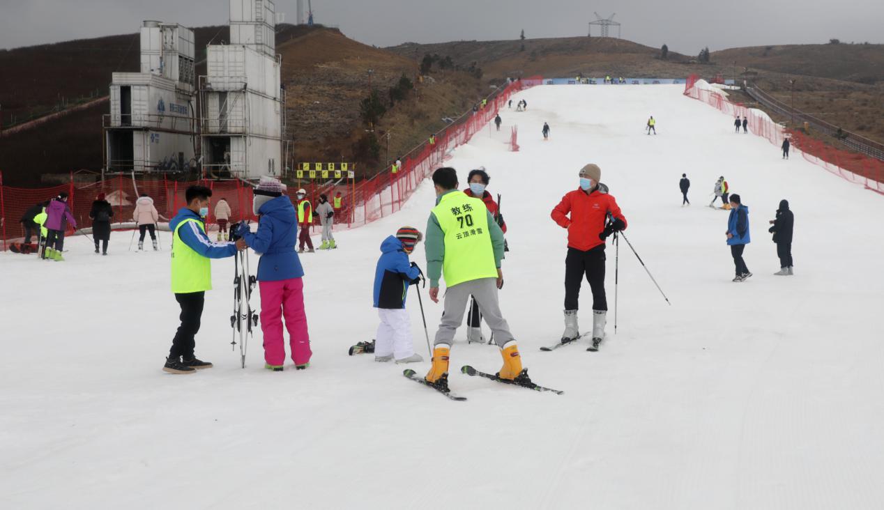 花溪云顶滑雪场雪上庆新春
