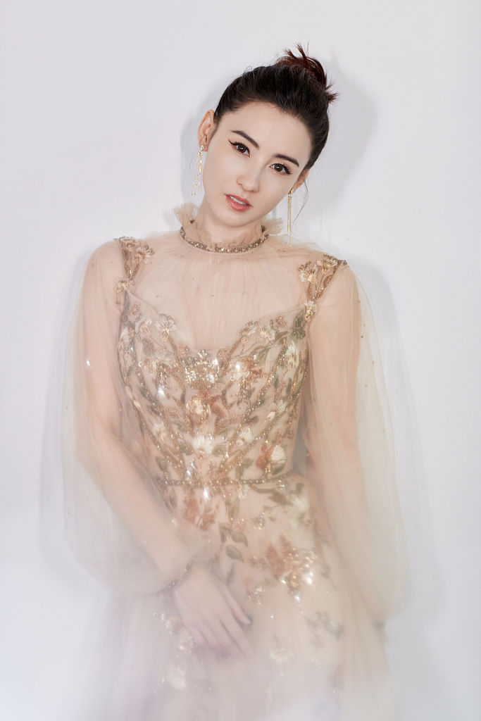 张柏芝轻纱华裙秀不老神颜 发髻高挽女神范