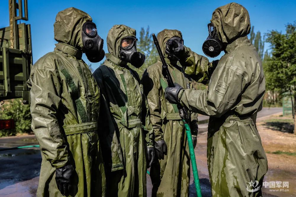 这套衣服不简单 穿过千遍才过关 它是战士们与毒气之间的 最后一道