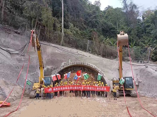 勐绿2标炮竹箐1号隧道出口进洞施工1.jpg