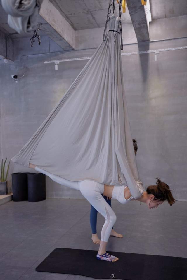 张馨月空中瑜伽初体验,自信挑战高难度动作,马甲线超养眼