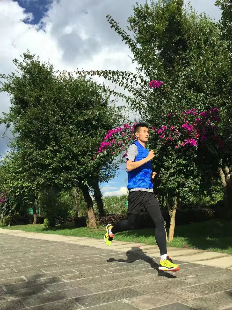 人物丨关思杨的"跑步理想主义"