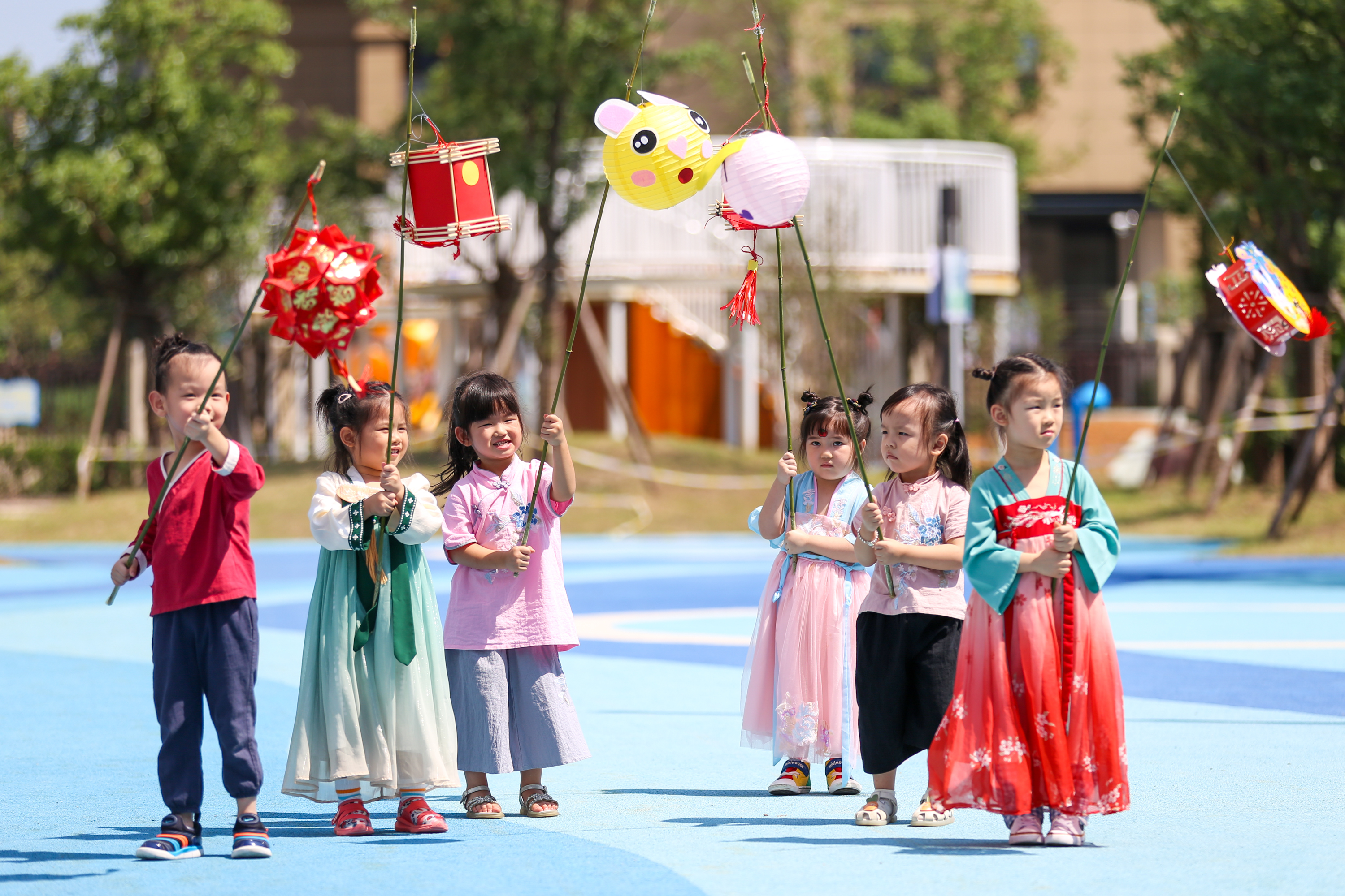 长兴：萌娃“竖中秋”_凤凰网, image size:3000x2000