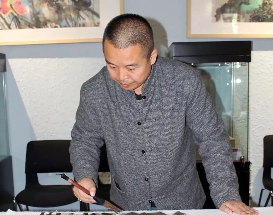 张若古,原名张志远,号大风堂门人,从事国画研究30多