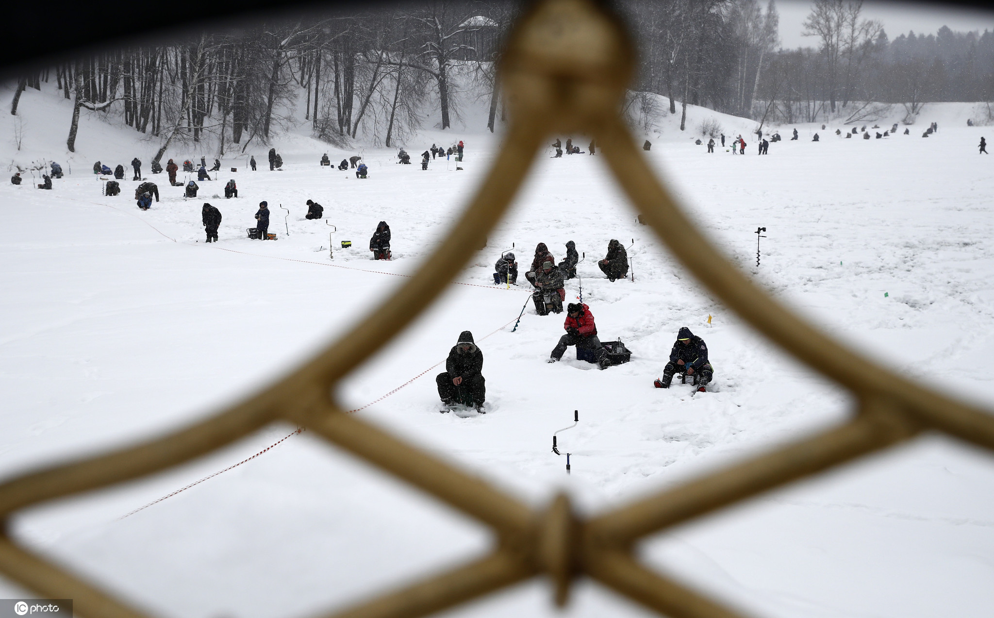 当地时间2021年2月21日,俄罗斯莫斯科附近的谢尔吉耶夫,当地举行冬季捕鱼节,民众参加冰钓活动趣味十足。
