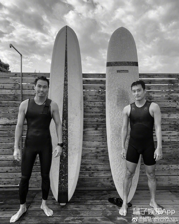 不是和朋友玩滑板,练得双臂都是肌肉疙瘩↓微博里的日常,更直接的评价