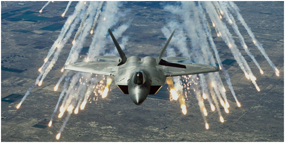 美军F-22战斗机投掷干扰弹（资料图）