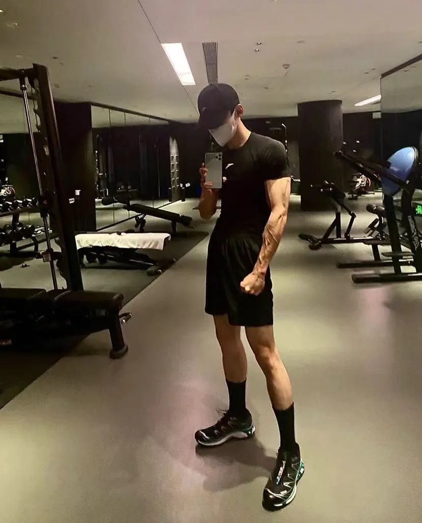 白敬亭室外打球比室内健身看起来更好嫁风一点,这是背后绿树自然对