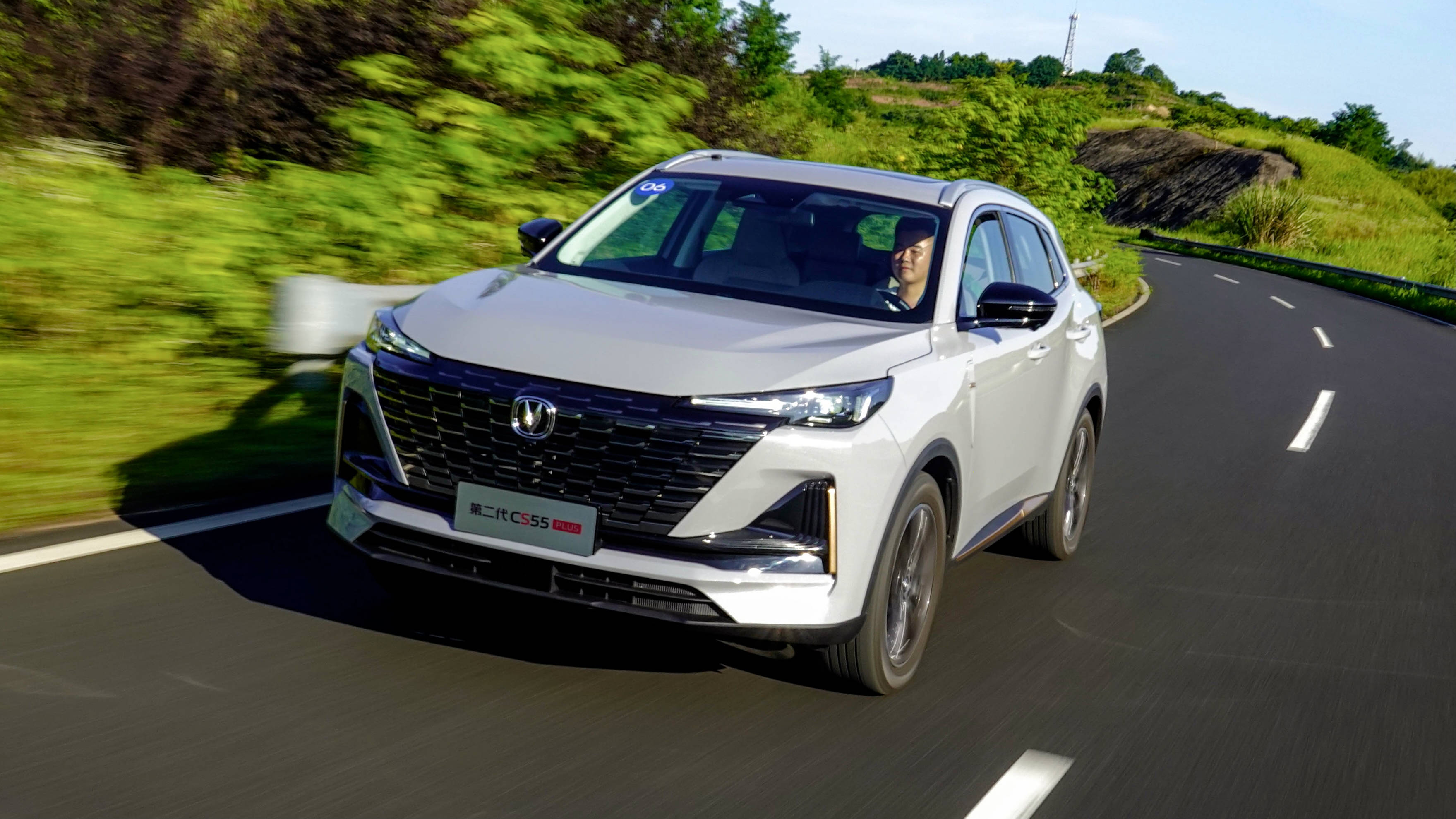 第二代cs55plus的油门调校在起步时会有一点"窜",有种呼之欲出的感觉