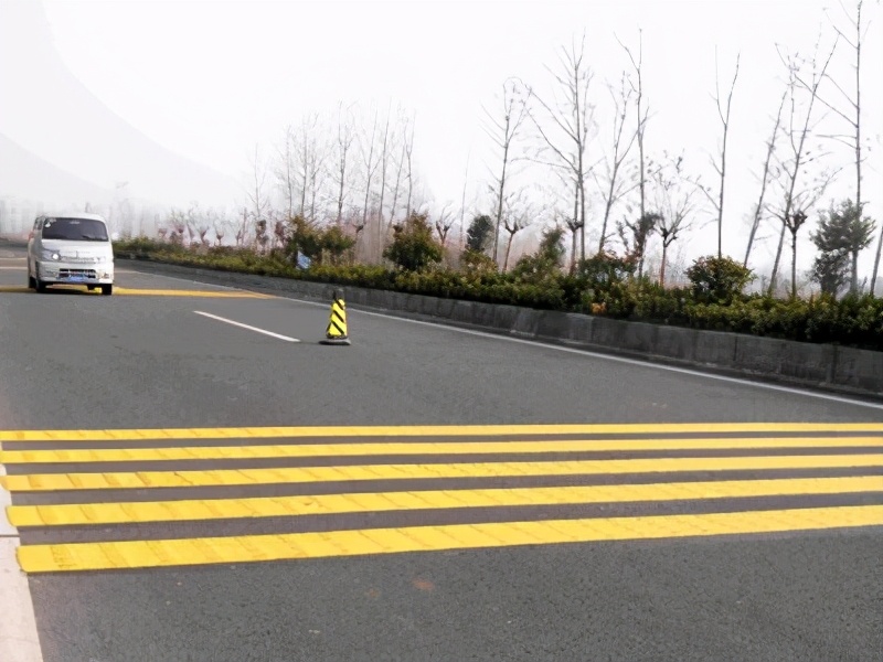 过减速带的正确方式看这里!__凤凰网