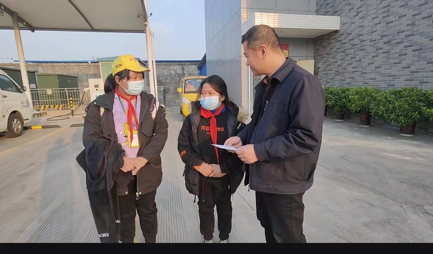小学生独自在公交车上睡过站司机暖心将其送回家 凤凰网