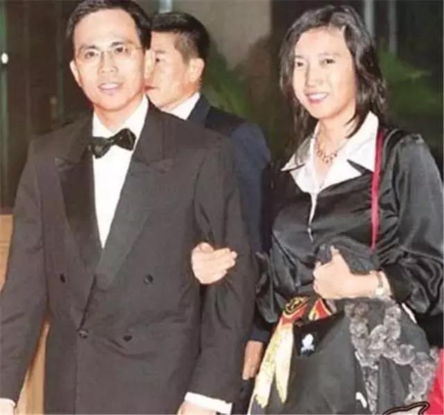 李嘉誠長媳罕露面,與劉鑾雄前女友攜5位猛男出海