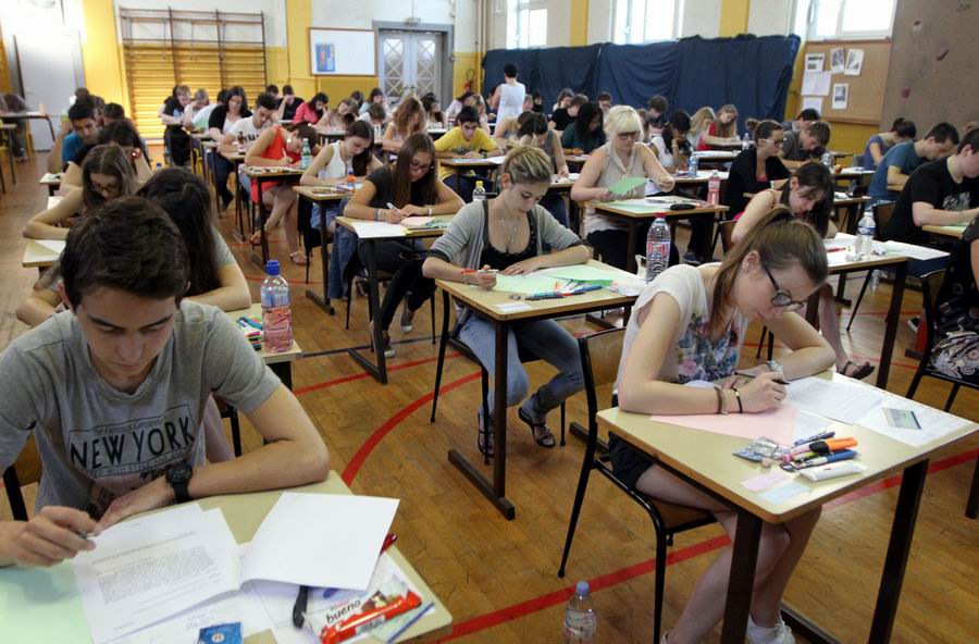 法国米路斯，学生参加高中毕业会考（Baccalaureat）。法国一年一度的高中毕业会考与中国的高考一般，每年都会引起法国社会的高度关注。法国没有全国统一高考，拿到高中毕业会考证书就可以申请大学。