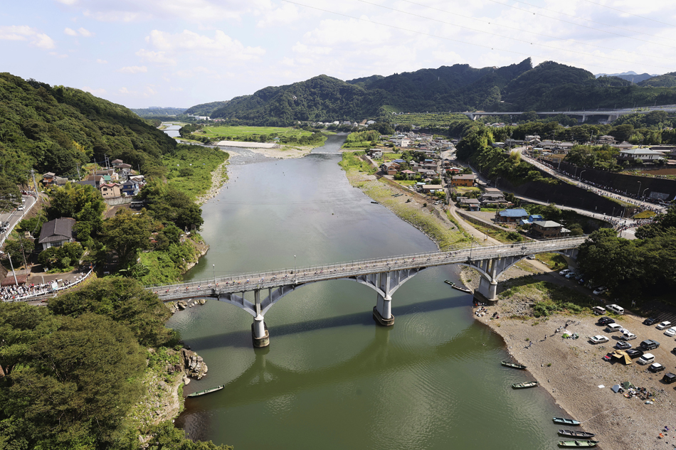  主车群通过Ogura Bashi桥。