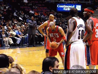 前NBA球星贾森·基德(Jason Kidd)在比赛中罚球前总是会摸一下自己的屁股然后对篮筐飞吻,以期投篮入筐。| Gifsoup.com