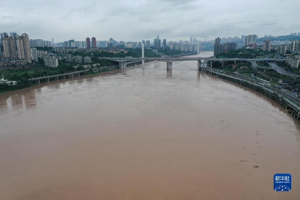 受持續強降雨影響,長江上游支流嘉陵江出現超警戒水位洪水,重慶市防汛