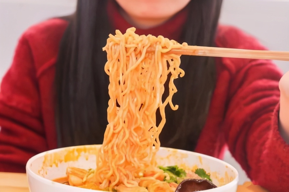 吃泡面的时候,玲玲一脸满足.