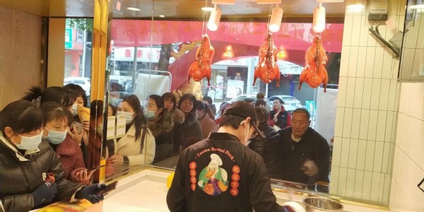 要么是街边档口已经走了形的烤鸭,完全没有北京烤鸭