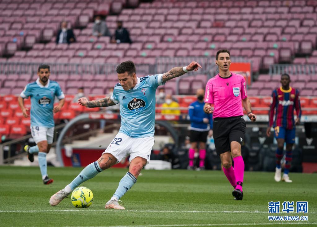 5月16日,塞尔塔队球员米纳(左二)在比赛中破门得分。 当日,在2020-2021赛季西班牙足球甲级联赛第37轮比赛中,巴塞罗那队主场以1比2不敌塞尔塔队。 新华社发(胡安·戈萨摄)