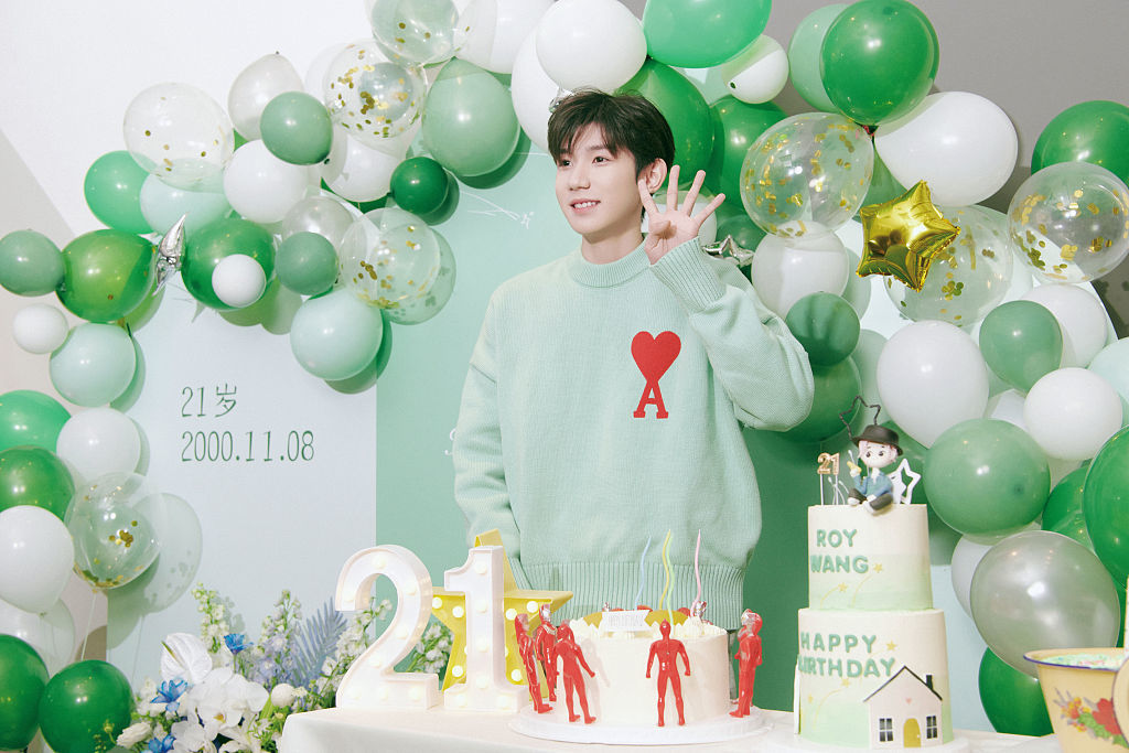 王源生日大片青春气息扑面穿薄荷绿针织线衣吹蜡烛清新可爱