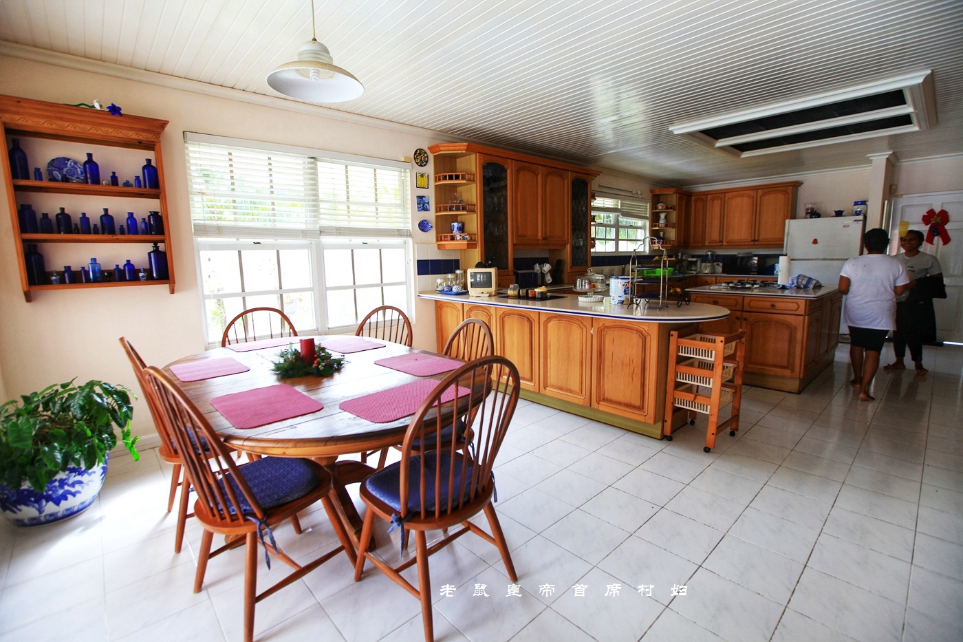 在这个开国总统是华裔的穷国,本地富豪的家是什么样的?