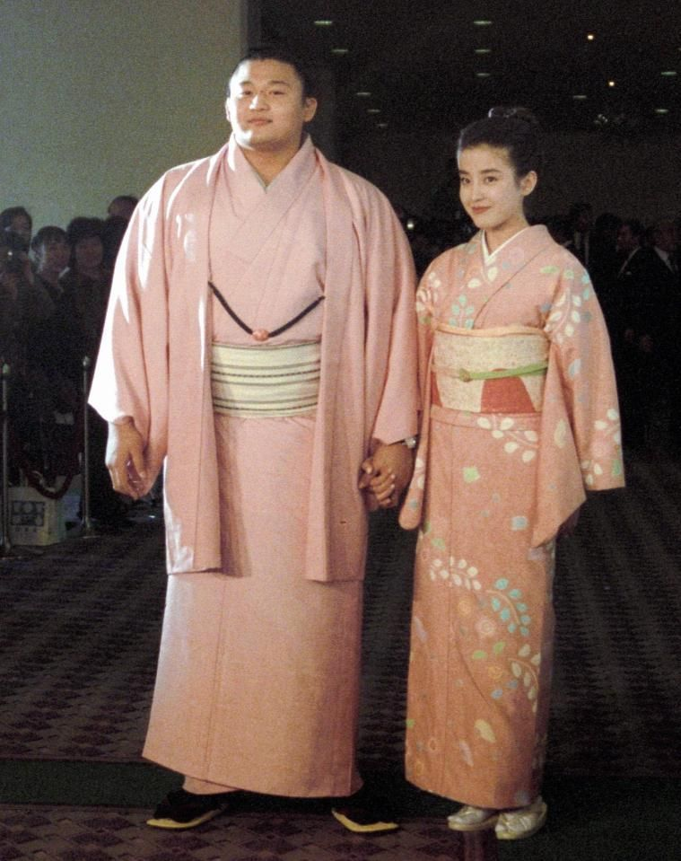 宫泽理惠的初恋是日本知名相扑手贵花田光司,两人在1992年订婚