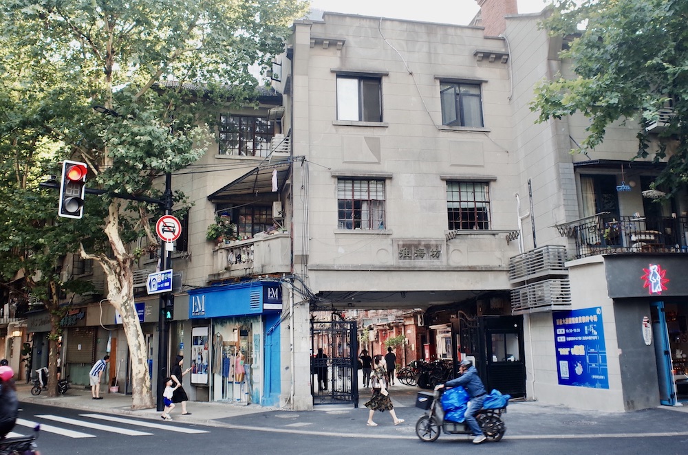 虽然如今的正门开在淮海中路上,但人们还是喜欢从南昌路的门进入。