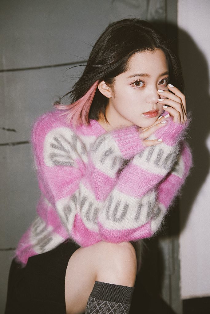欧阳娜娜粉色毛衣诠释软糯浪漫 挂耳挑染彰显少女青春张扬