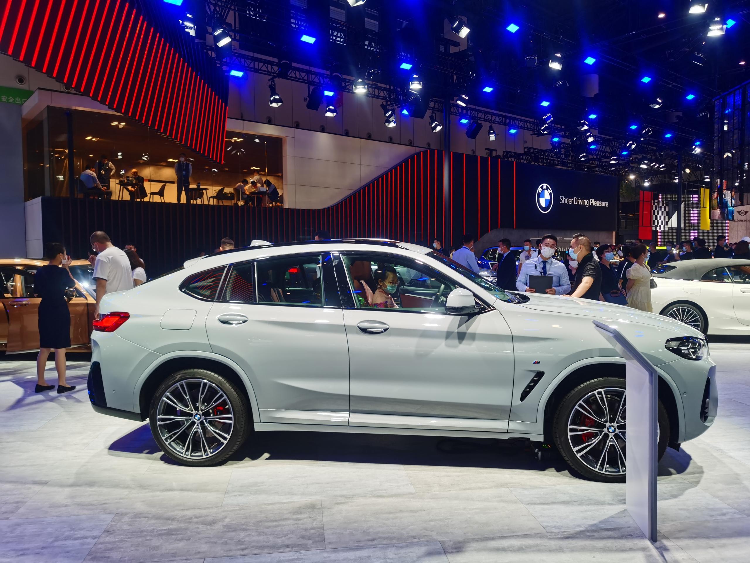 2021成都车展首发亮相宝马新款x4实拍