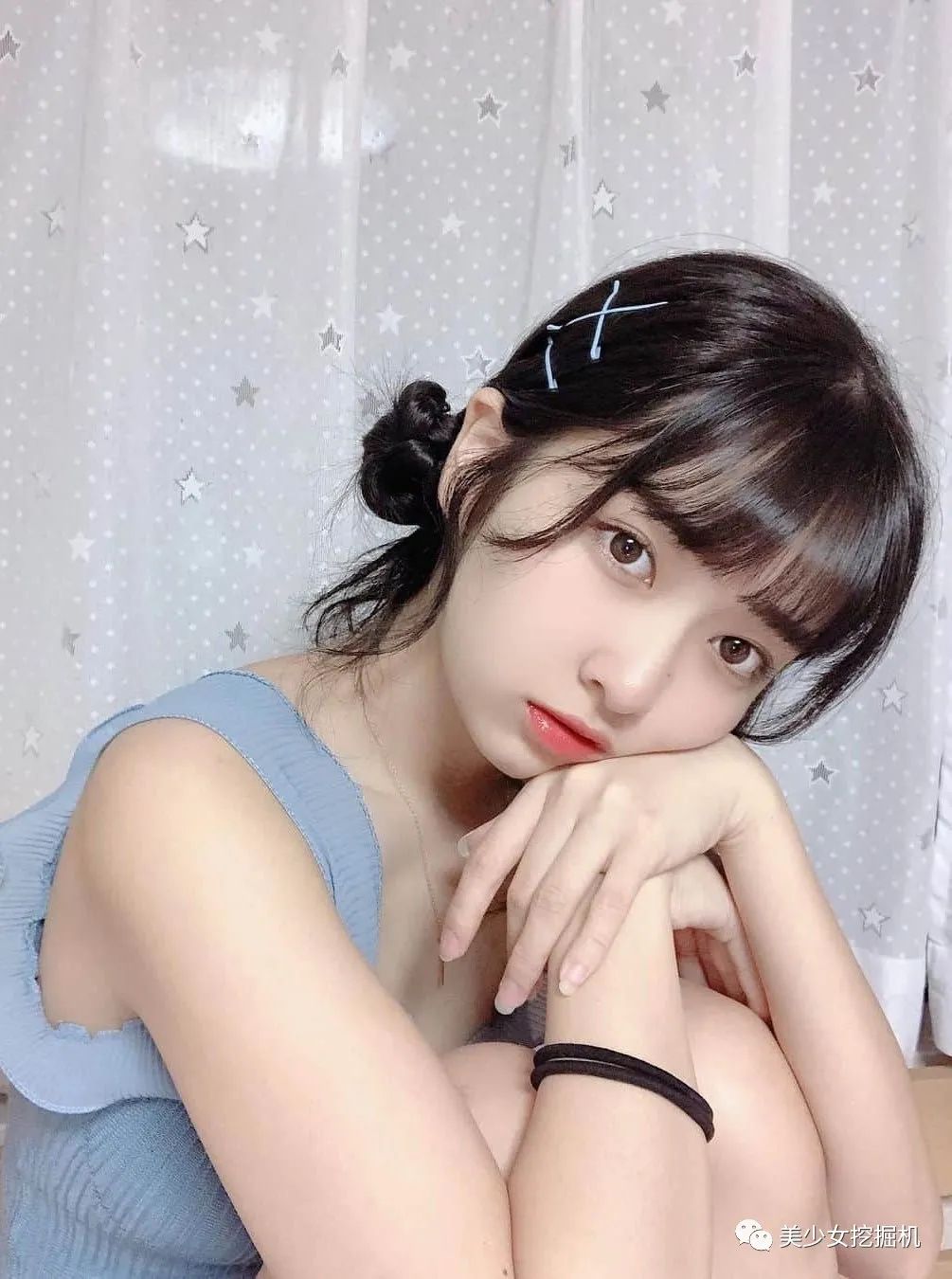 本以为是高冷狐狸颜美少女,没想到却是个"自拍废人"?_凤凰网