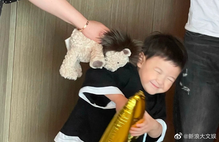 沈腾儿子近照曝光皮肤白净脸颊肉嘟嘟眯眼笑好可爱