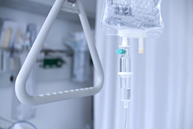 5mmol/l,于是医生给予5%葡萄糖注射液500ml 氯化钾注射液15ml缓慢静滴