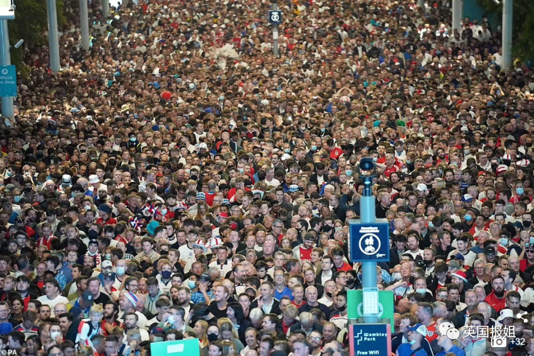 "人山人海"都不足以形容这汹涌的人群,是看一眼就会得密集恐惧症的