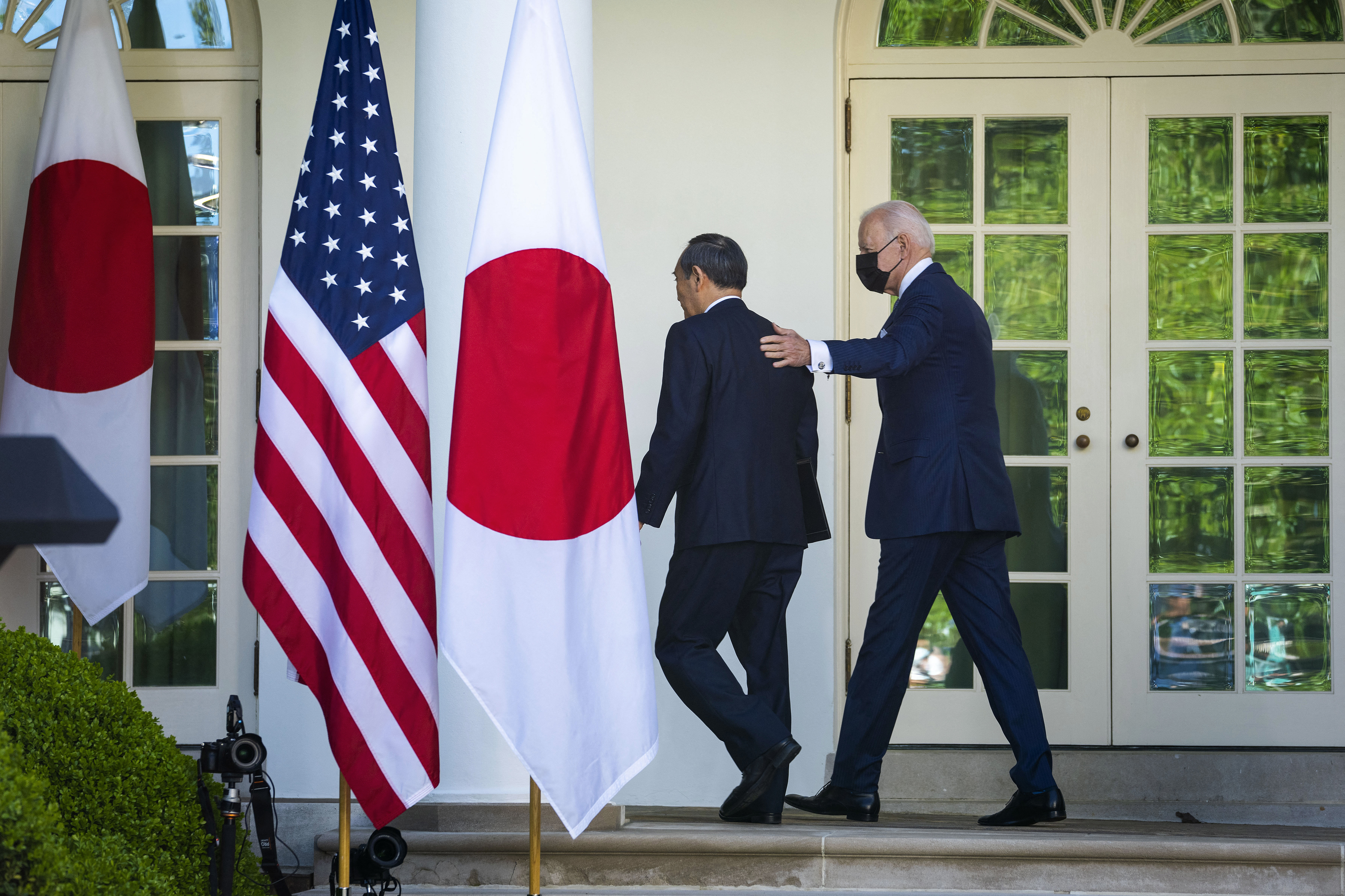 在美国人眼里,日本首相只能也必须是"软柿子",菅义伟只不过是拜登碰巧