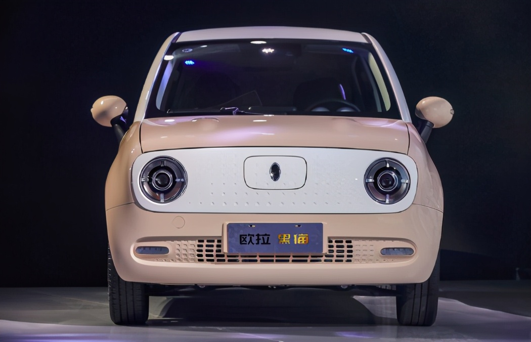 与初遇米色相匹配的,便是欧拉黑猫的复古q萌的外观,前脸的复古圆形