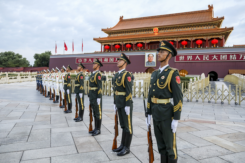 2021年10月1日,中华人民共和国成立72周年,北京天安门广场举行国庆升旗仪式。