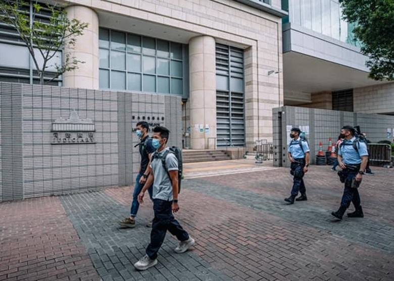 反恐特勤队在西九龙法院外巡逻