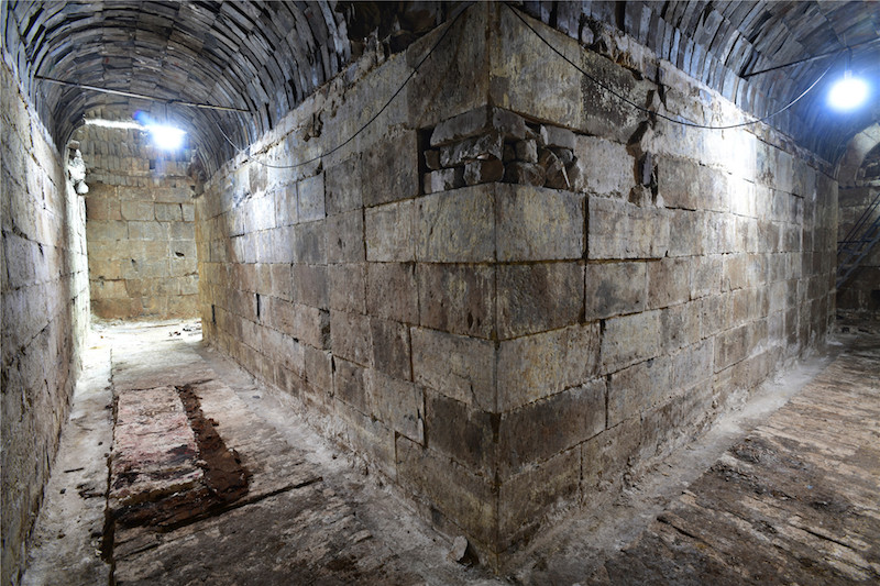 江苏徐州土山二号墓 东回廊和北回廊清理后