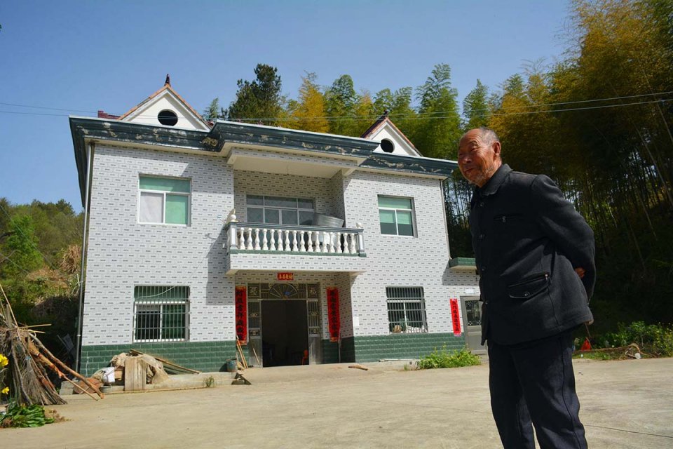 84岁老人住山村楼房,不种粮食不种菜,看生活成啥样__凤凰网