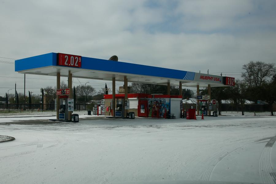 2月15日，在美国得克萨斯州休斯敦，一家加油站因停电关闭。