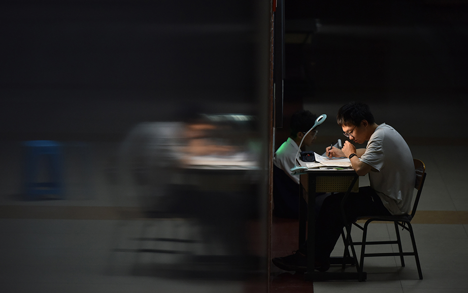 学生挑灯夜战图片图片