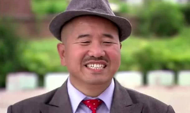 要么刘能就是戴上一顶帽子,遮住他油光发亮的大脑壳,在背心外再套上一